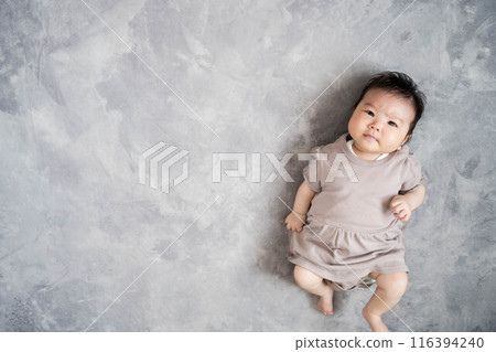 灰色背景的嬰兒睡在地板上 116394240