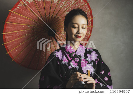 穿著黑色浴衣的女人 116394907