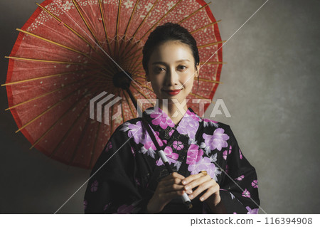 穿著黑色浴衣的女人 116394908