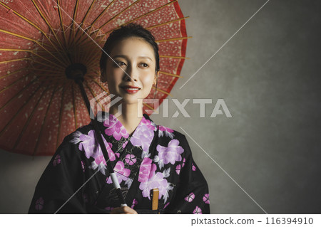 穿著黑色浴衣的女人 116394910