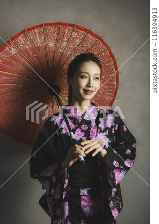 穿著黑色浴衣的女人 116394913