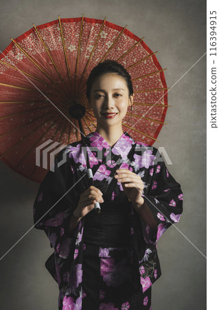 穿著黑色浴衣的女人 116394915