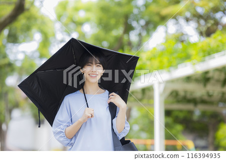 拿著遮陽傘的婦女 拿著遮陽傘的婦女 116394935