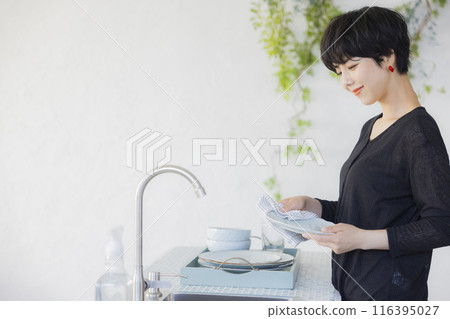 Woman in the kitchen 116395027