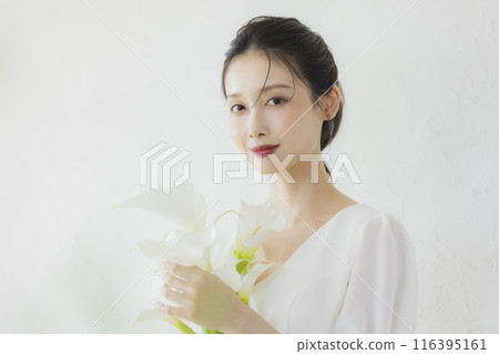 Woman in wedding dress 116395161