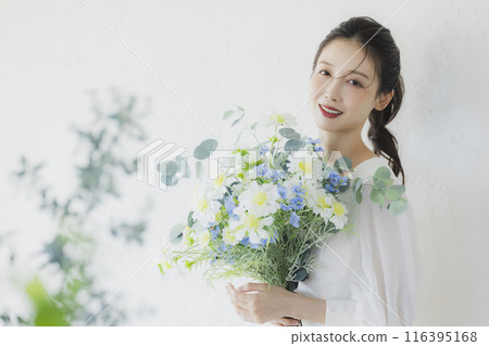 Woman in wedding dress Woman in wedding dress 116395168