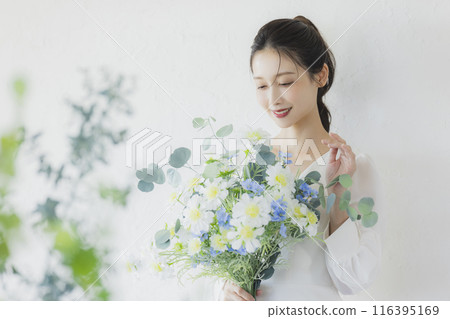 Woman in wedding dress 116395169