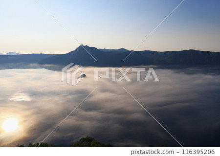 漂浮在雲海的摩週湖黎明 漂浮在雲海的摩週湖黎明 116395206