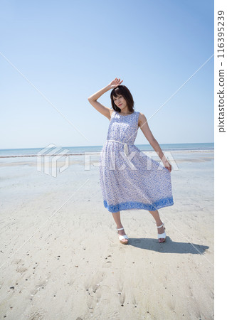 一名女子在沙灘上擺姿勢（神奈川縣湯濱市） 116395239