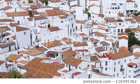 卡薩雷斯白色村莊擁擠的房屋[西班牙/安達盧西亞] 116395362