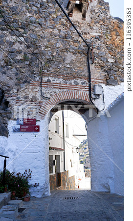 進入卡薩雷斯村的舊門[西班牙/安達盧西亞] 116395363