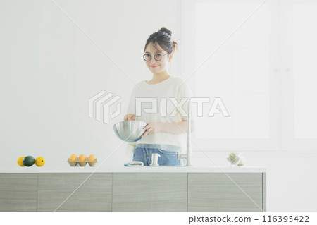 Woman in the kitchen 116395422