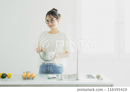Woman in the kitchen 116395428