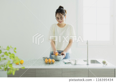 廚房裡的女人 116395434