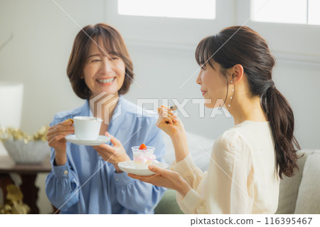 兩個女人在咖啡館聊天 116395467