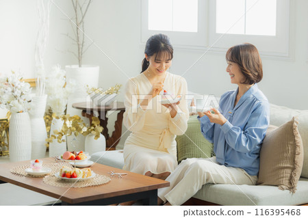 兩個女人在咖啡館聊天 116395468