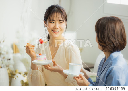 Two women having a conversation in a cafe Two women having a conversation in a cafe 116395469