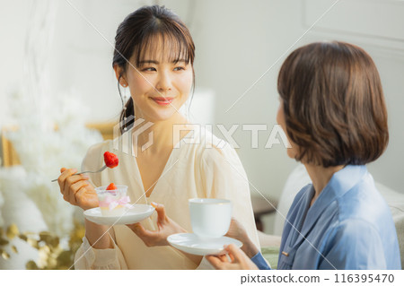 Two women having a conversation in a cafe Two women having a conversation in a cafe 116395470