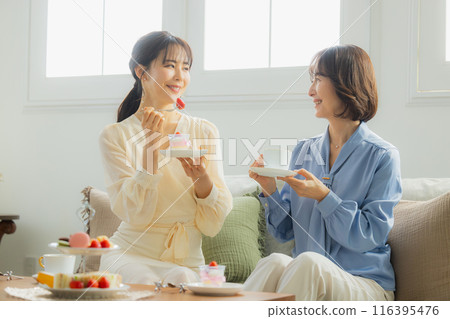 Two women having a conversation in a cafe 116395476