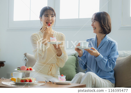 兩個女人在咖啡館聊天 116395477