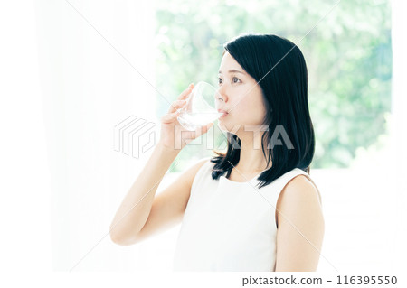 一個女人喝水 一個女人喝水 116395550