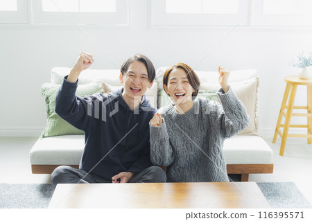 看電視的夫婦 116395571