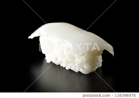 黑色背景下拍攝的魷魚握壽司 116396978