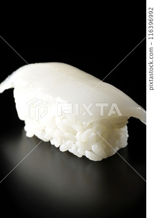 黑色背景下拍攝的魷魚握壽司 116396992
