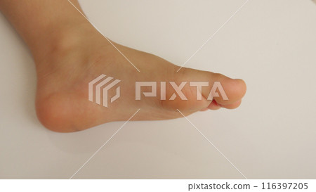 Healthy toddler feet 116397205