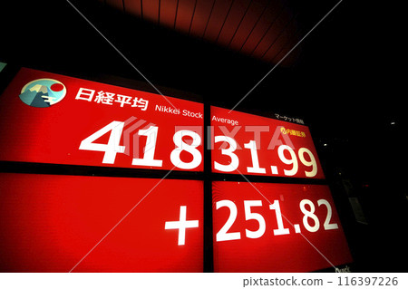 Tokyo cityscape in Japan: 41,831 yen 99 sen, a new all-time high for the second consecutive day... Stock price board/closing price = 10th, Nihonbashi Kabutocho Tokyo cityscape in Japan: 41,831 yen 99 sen, a new all-time high for the second consecutive day... Stock price board/closing price = 10th, Nihonbashi Kabutocho 116397226