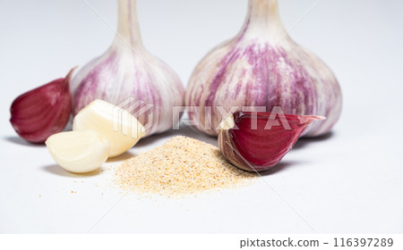 Garlic heads and cloves. garlic powder dry seasoning on white background 116397289