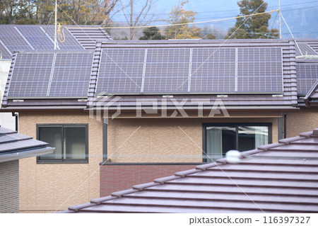 住宅區的太陽能板 116397327