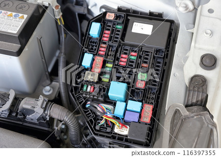 汽車引擎室內的保險絲盒 116397355