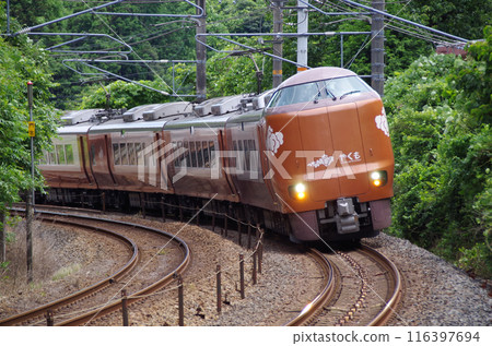 The new Yakumo train leans sharply through the curves 116397694