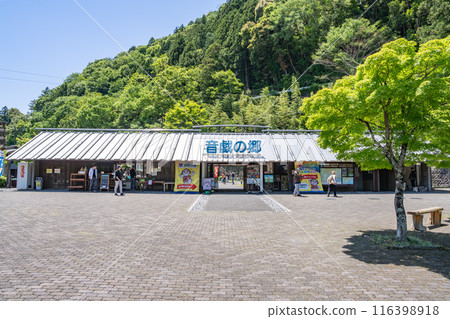 道之站奧井翁木之里和背景中可見的山脈(靜岡縣) 道之站奧井翁木之里和背景中可見的山脈(靜岡縣) 116398918