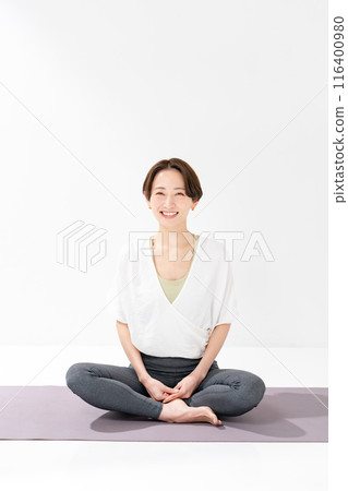 Women who do yoga Women who do yoga 116400980