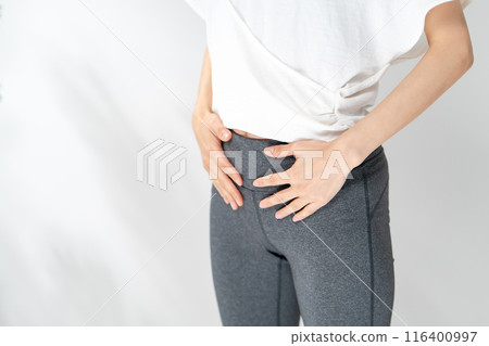 腰部 腹肌 便秘 女性 116400997