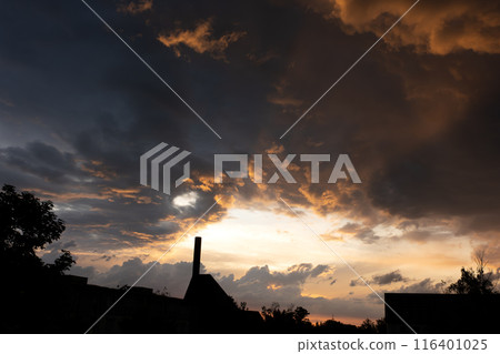 Beautiful evening sky with dark clouds over the city 116401025