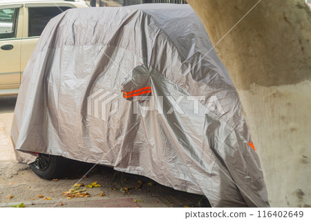 The protective cover cover of gray color covers the car almost completely from the effects of heat, solar radiation, heating, rain. Useful accessories for a car enthusiast, driver. 116402649