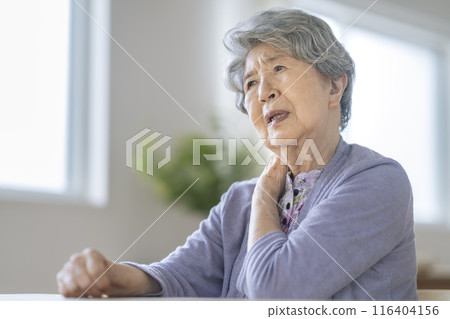 Elderly woman holding her shoulders Elderly woman holding her shoulders 116404156