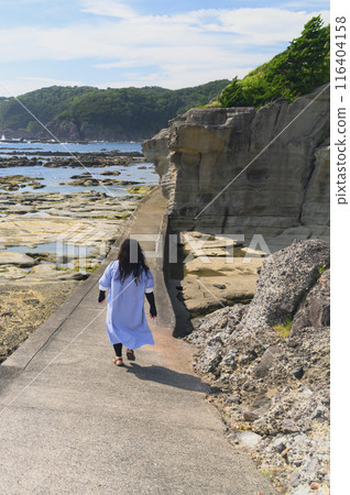 (Shizuoka Prefecture) A woman walking on the sidewalk of Ebisu Island, Shimoda, Izu (Shizuoka Prefecture) A woman walking on the sidewalk of Ebisu Island, Shimoda, Izu 116404158