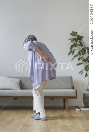 80多歲的女子扶著腰 116404387