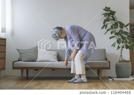 80多歲的女子抱著膝蓋 116404468