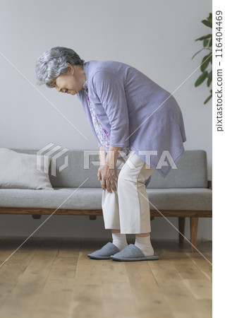 抱著膝蓋的年長婦女 116404469