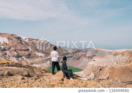 一對夫婦在山形縣旅遊勝地岡間散步 116404680