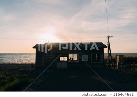 The platform dyed in the sunset 116404681