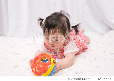 [Baby with twin tails starting to crawl] 116405307