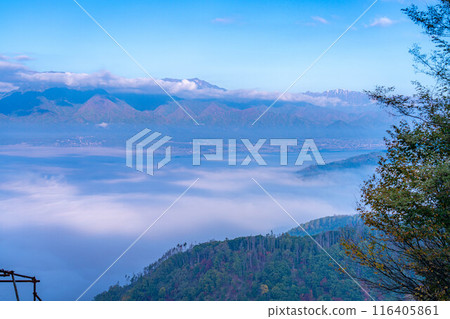 [雲海素材]秋天從長峰山看到的松本平雲海[長野縣] 116405861