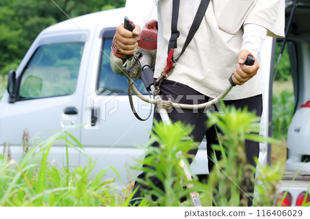 一個男人在農田割草 一個男人在農田割草 116406029