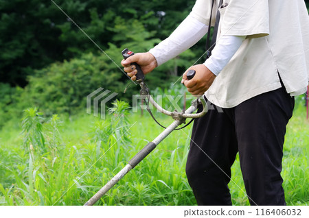一個男人在農田割草 116406032